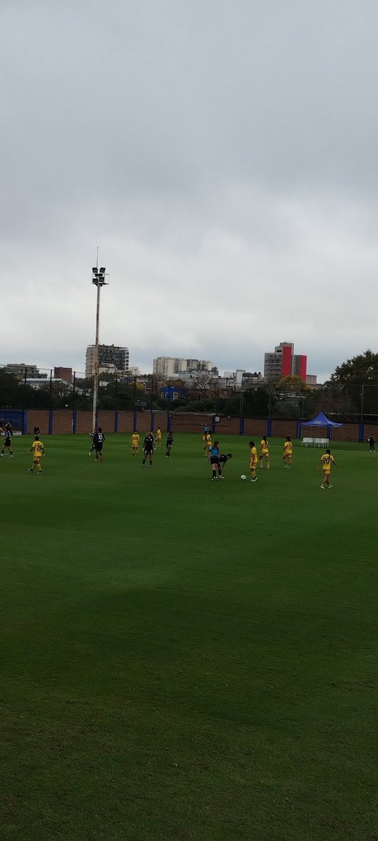 6'PT| Tiro libre para Boca, la zurda Stabile será quien se haga cargo del mismo.

#futbolfemenino #fecha8 #TorneoApertura #VamosBoca💙💛💙 #VamosAcademia🎓