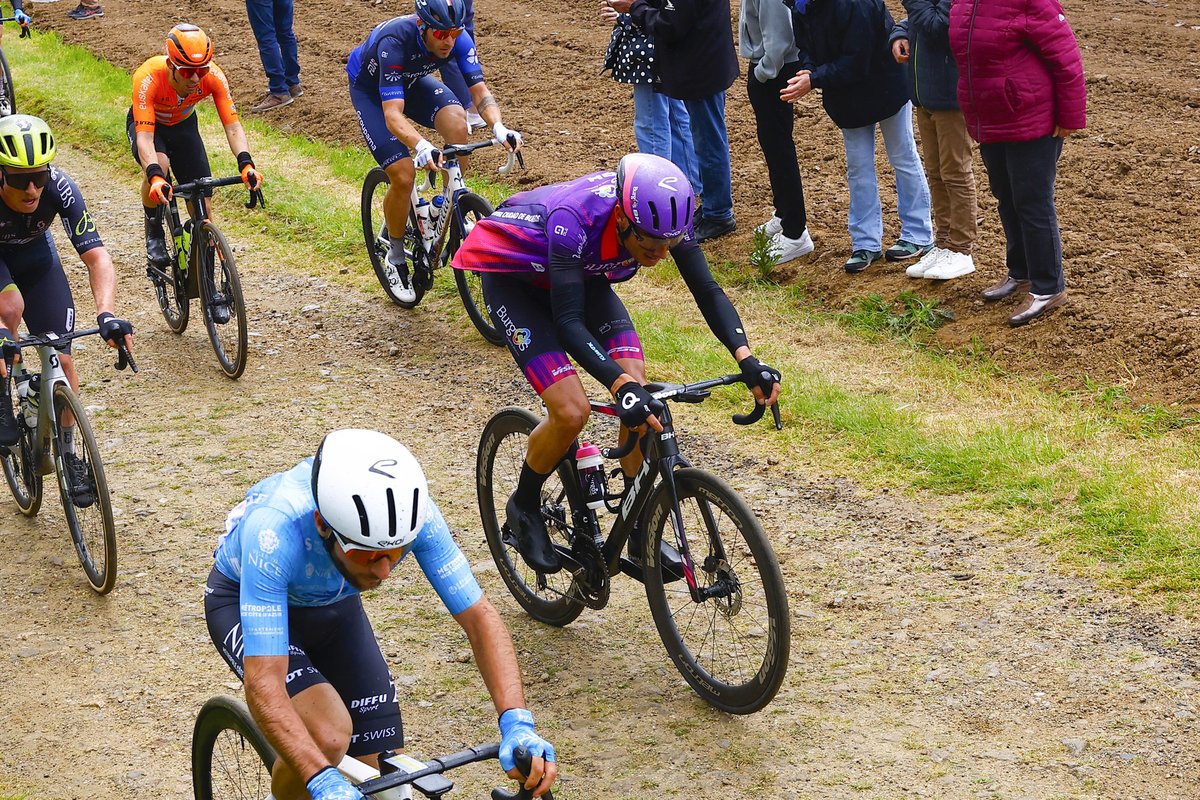 #TroBroLeon 🇫🇷 ¡Qué barbaridad de carrera! 🤯 @Chava_92 y @Jesusezquerra acaban entre los 30 primeros en una prueba de auténtica supervivencia El rostro del cántabro lo dice todo 🫣👇🏻 📷 @SprintCycling