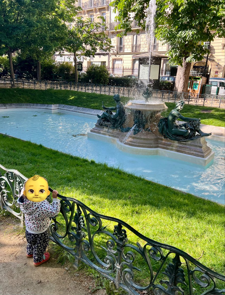 Quel plaisir de voir sa fille en admiration devant l’une des magnifiques fontaines du square Émile Chautemps. La beauté de notre patrimoine est accessible à tout âge !