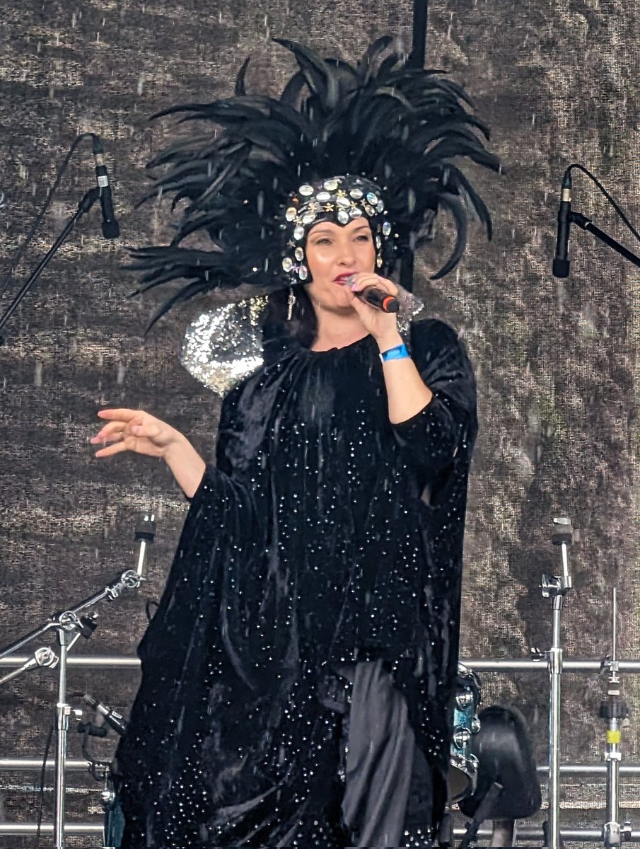 Tribute to Cher @VictoriaRiaj taking to the Solar stage in style @AbergavennyRTB @Mon_Heritage