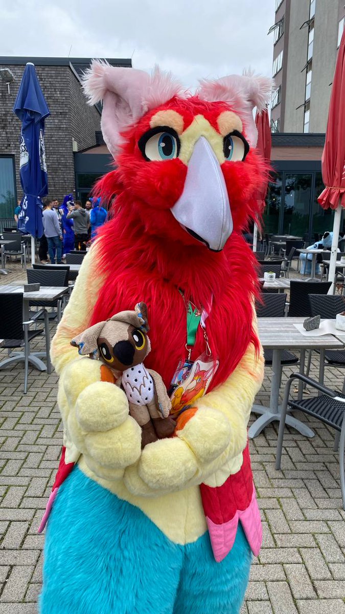 Sadly no news as of yet from the #fursuit of this bird, the police are still investigating. Thanks a lot again for all the massive support though, I've gotten many private messages as well and I appreciate it a ton. 🙏🦜 📷: Sadly can't remember 📍: #EAST11 ✂️: @/P0Eproductions