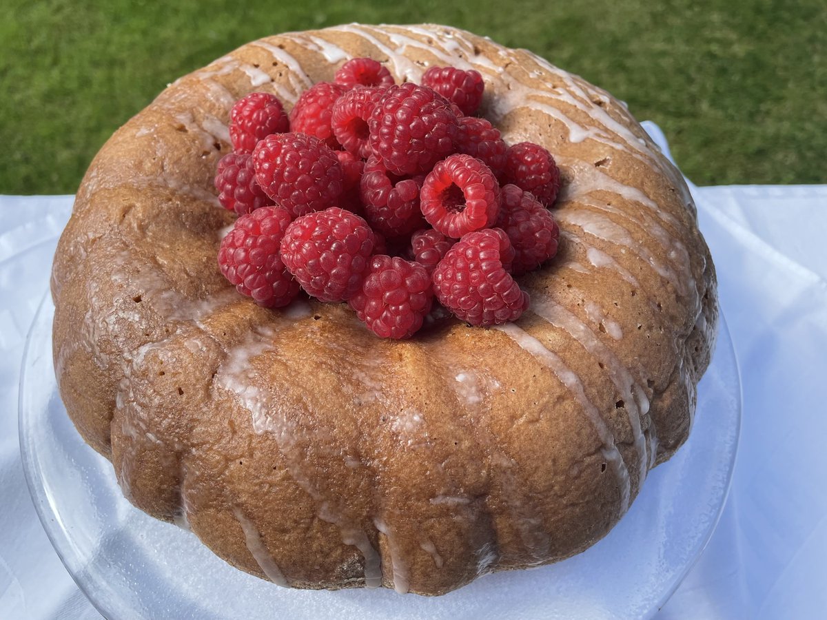 5. Lemon Bundt Cake & Raspberries makes the perfect centrepiece for a celebratory healthy afternoon tea. Based on a traditional lemon drizzle cake, but lighter with the sugar removed & no added fats. Made with 1/2 wholemeal, it is deliciously healthier. On bit.ly/3Qyul94