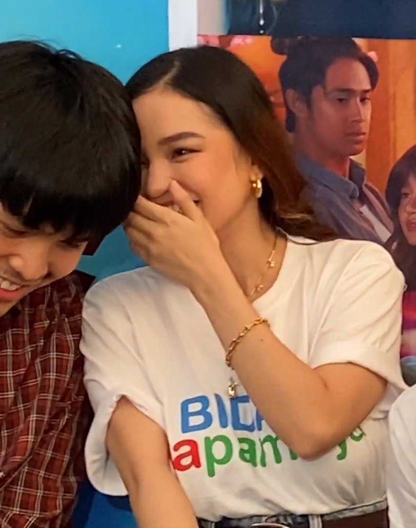 Ano naman ang feeling na mas happy kami sa
PaBles at RoxChie!?

Mas bagay! 😝