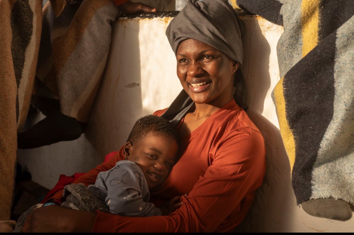 Nada más poderoso que el amor de una #Madre 
Nada comparable a su fortaleza, a su resiliencia. Más aún en el camino de huida, en el mar, o en la guerra.
Madres que no eligen serlo, que se juegan la vida para tener un futuro. Y aquellas que ven morir a sus hijos a diario #Gaza. Y
