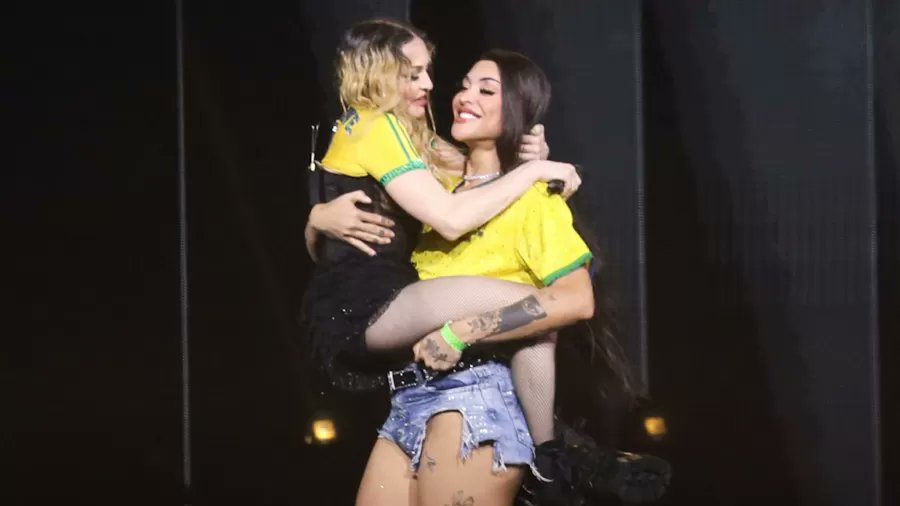 #MadonnaInRio
ENTREGOU
TUDO E +
Cantou #LikeaPrayer
vestida d padre
Bateu #siririca no palco
Disse“graças a #Deus
por eu ter #chupado
aquele #cara/troca
dele me ensinar a tocar violão”
#Gay urso se beijando
ao vivo/#Globo
Beijo grego no culito
#PPKS sendo #chupadas
#Bundas
#Seios