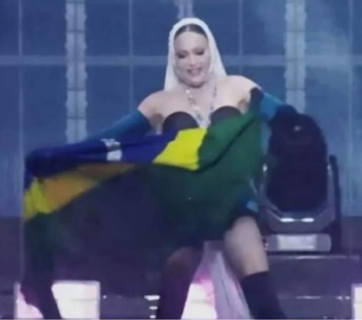 Fazia tempo que não via uma senhora com mais 60, embrulhada com a bandeira do Brasil e não tá usando tornozeleira eletrônica.