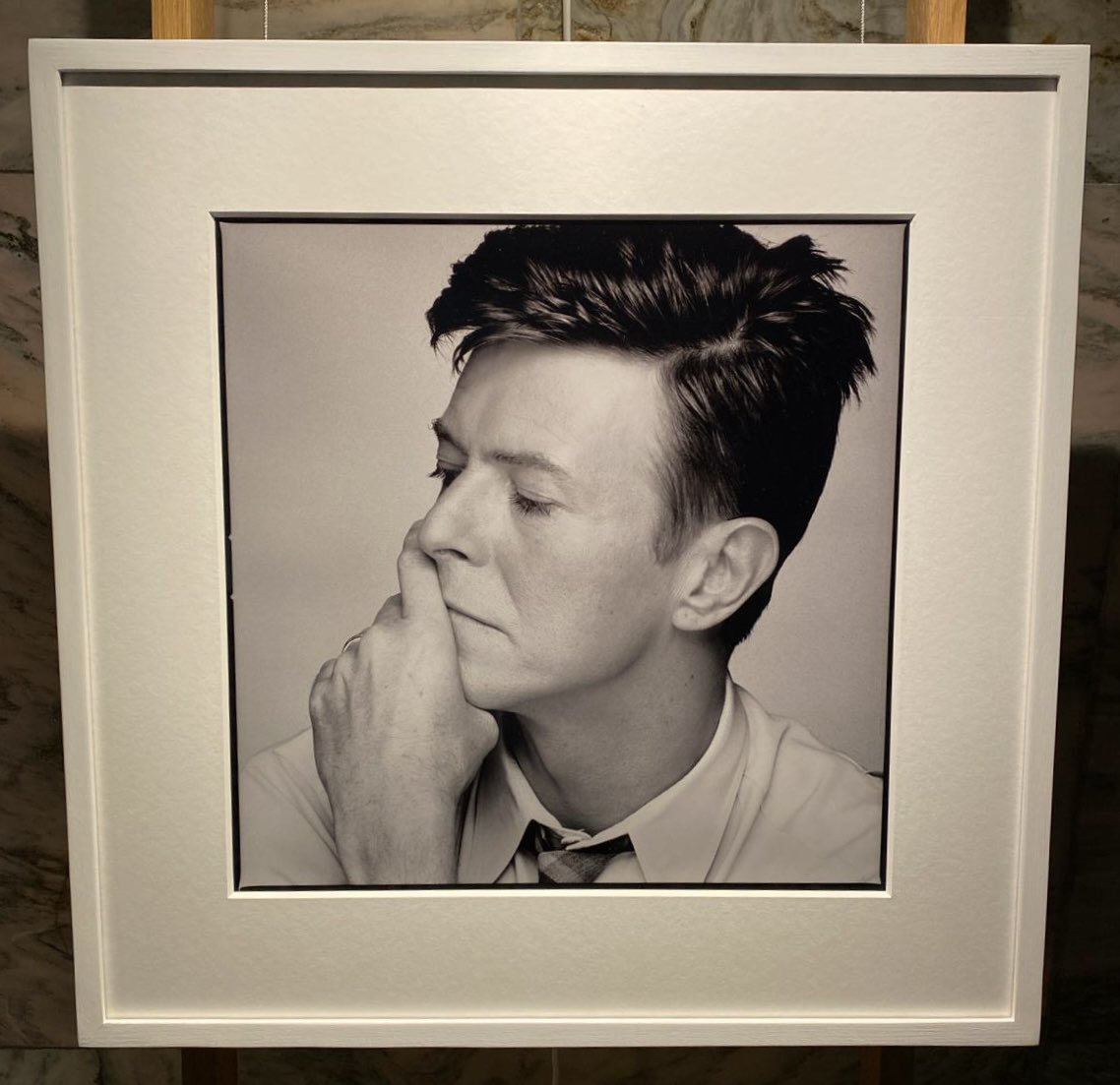 David Bowie by Kevin Davies from the 'David Bowie - A London Day' exhibition earlier this year 👨‍🎤⚡️ @NewWaveAndPunk @Schnitzel63 @phatalstu @FatOldAnarchist This photo of the photo is by me 😎🖤