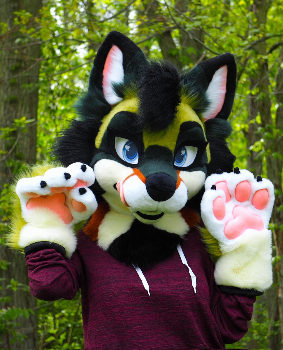 A Bug jumps out of the woods, what do you do!? Bug will be available at FWA! 📷 @l1tewave Modeled by @HypnoticHell