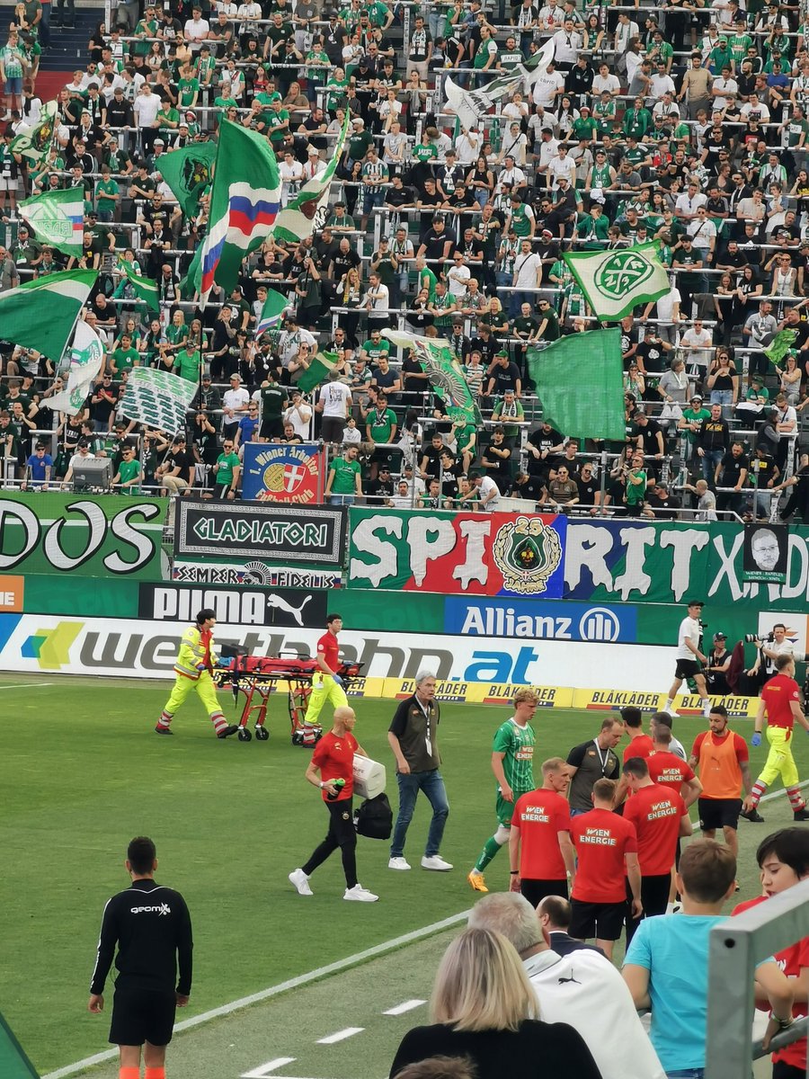 OtherBundesliga's tweet image. Querfeld down in the area for Rapid. Looks like a really bad injury. 

Ah, great news, off he goes without the stretcher at least 🤞 

🟢 0-0 ⚪ (13')
#SCRRBS