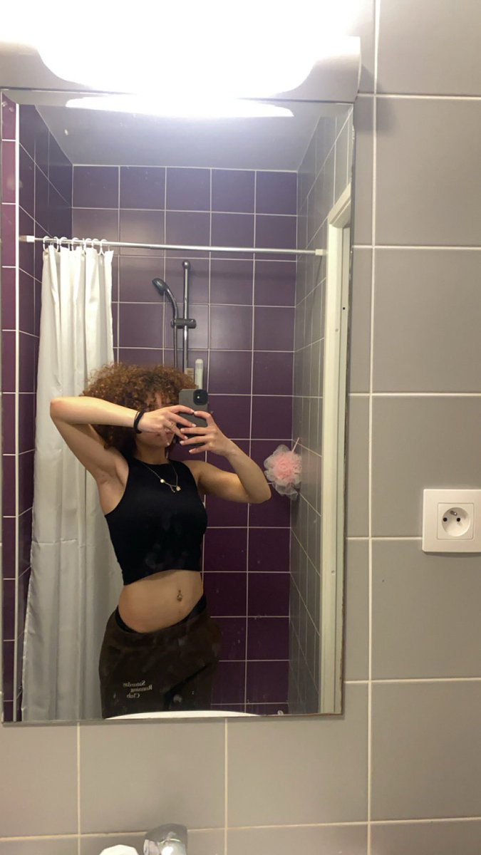 Meridaadis's tweet image. Qu’est-ce que je suis belle 😻 fière de vous annoncer que j’ai perdu 3kg mes grosse salope adorée  #feet #pied #fetichiste #myfeet #findom #moneyslave #moneymiss #toutou