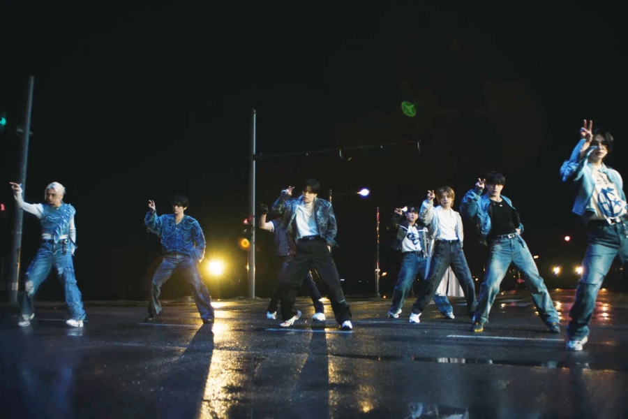 WATCH: #StrayKids Dances In The Rain In New MV Teaser For 'Lose My Breath' Featuring #CharliePuth soompi.com/article/165526…