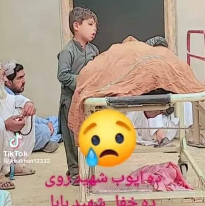 Pashtun labourer Muhammad Ayub little son over his father corpse who was killed yesterday by FC in #Chaman. #PashtunLivesMatter @PashtunTM_Offi @PTM_Quetta