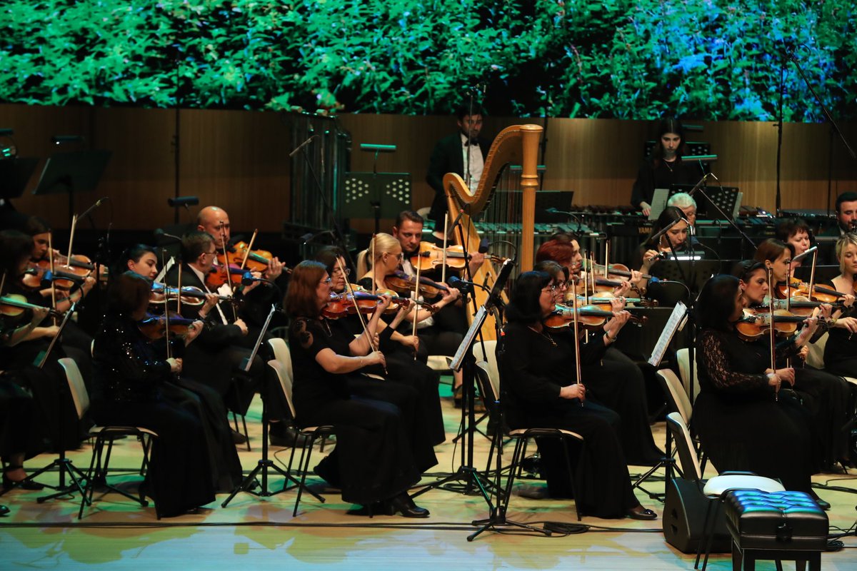 HA_Center's tweet photo. Mayın 4-də Heydər Əliyev Mərkəzində “20 ilin sədası” adlı konsert proqramı təqdim olunub.
#heydereliyevmerkezi #heydaraliyevcenter #heydaraliyevfoundation #heydereliyevfondu #20il #konsert https://t.co/22gxJIQDgN