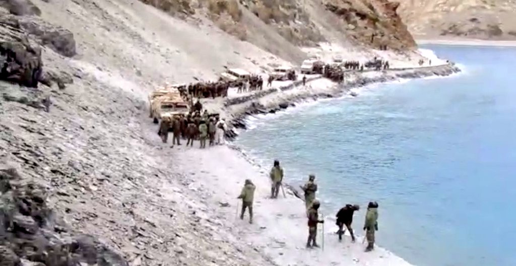 Galwan Clash ‼️ This Clash near Finger-4 at Pangong lake in East ladakh was one of initial skirmish which later resulted in Huge & deadly clash b/w India & China at Galwan Valley in which 🇮🇳 lost 20 of its Soldiers & PLA 40+ Indian Army Soldier with Captured 🇨🇳PLA Troops 🔥