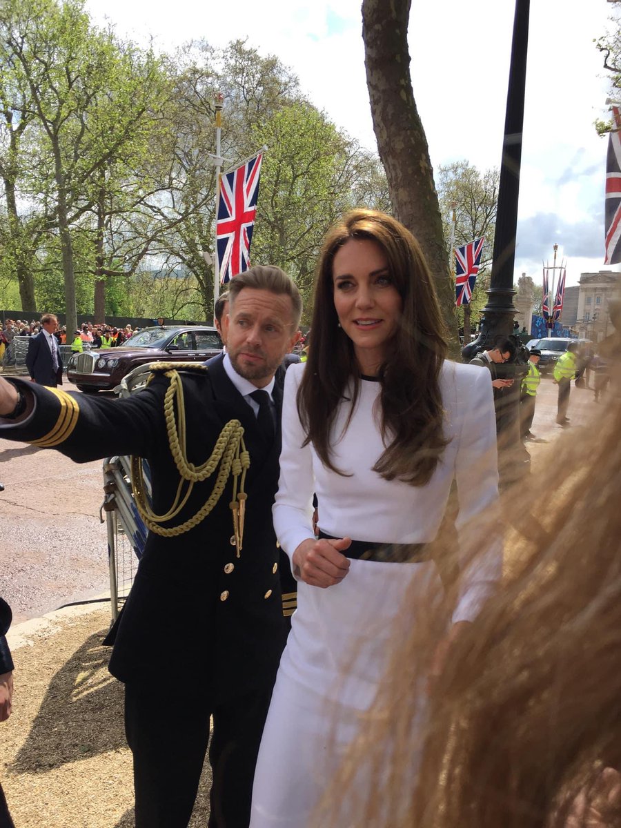 tokkianami's tweet photo. Isn't she lovely? 🤍

The Princess of Wales during a walkabout along the Mall on the eve of the coronation last year. 

Photos were taken by a royal fan 📸 https://t.co/Dzj1ZpZyT6