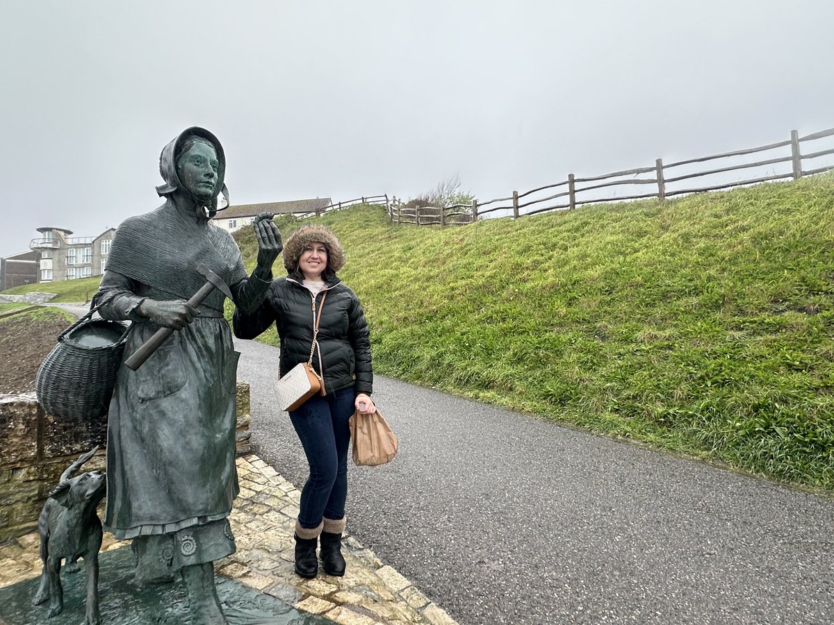 Meeting Mary Anning, the famous fossil hunter in Lyme Regis (and in the pouring rain) ☔️ #maryanning #lymeregis