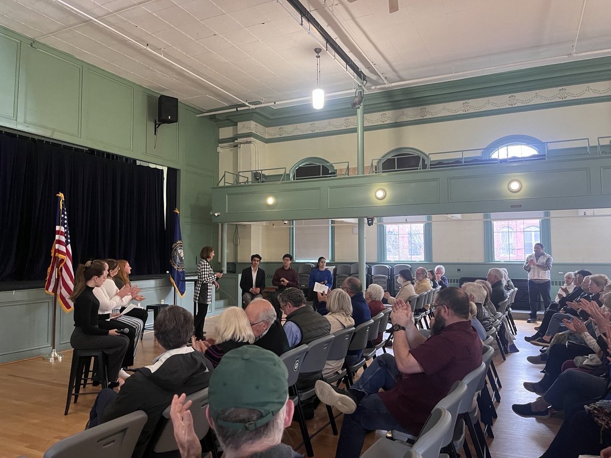 Thank you @NHYoungDems, @NHHSDems, @ExeterDemsNH, & @rcdcnh for inviting me to come speak with you all today! Talking with so many bright young Democrats who are engaged with the critical issues facing our state left me with immense hope for New Hampshire’s future. ✨#NHPolitics