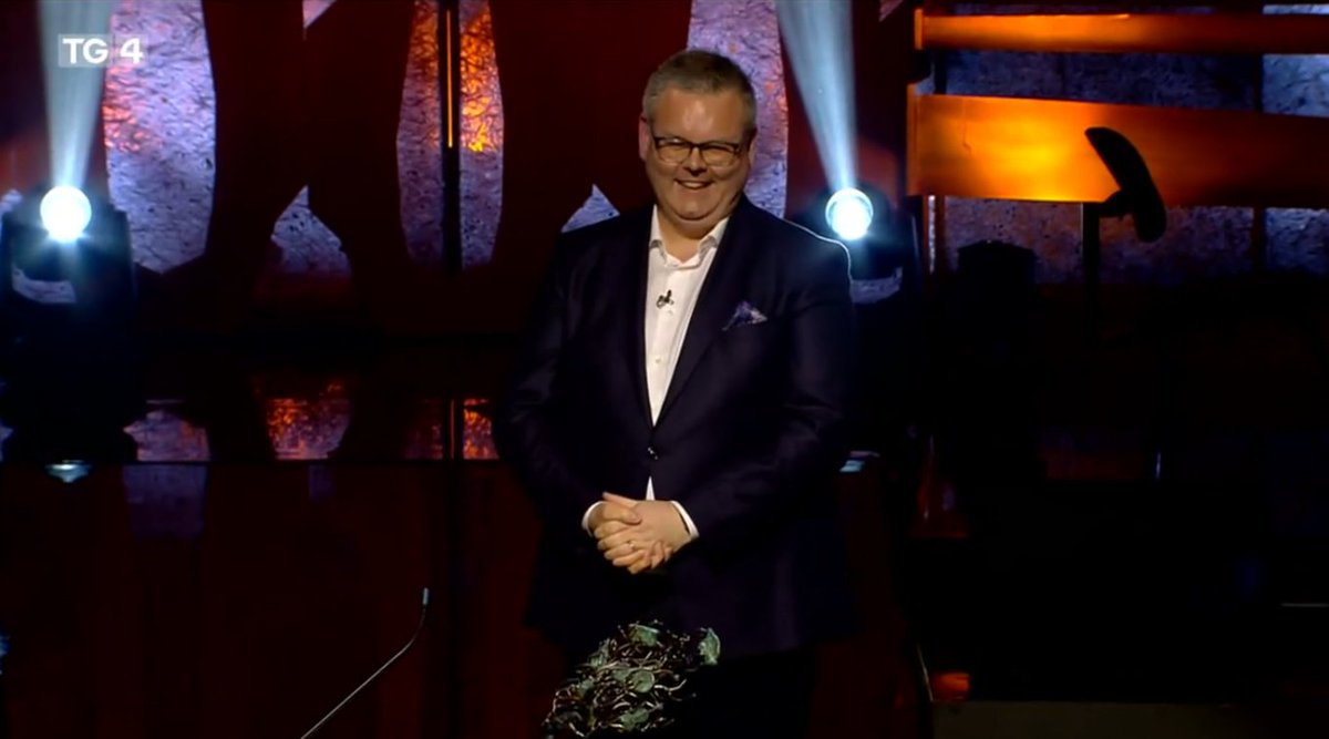 Congratulations to Ryan Molloy who accepted his award for Composer of the Year <a href="/TG4TV/">TG4</a> Gradam Ceoil Awards this evening🎻👏

Dr Molloy is a composer &amp; performer from Co Tyrone &amp; is currently Associate Professor of composition at MU.  <a href="/MusicMaynooth/">MU Music</a> 

maynoothuniversity.ie/faculty-arts-c…