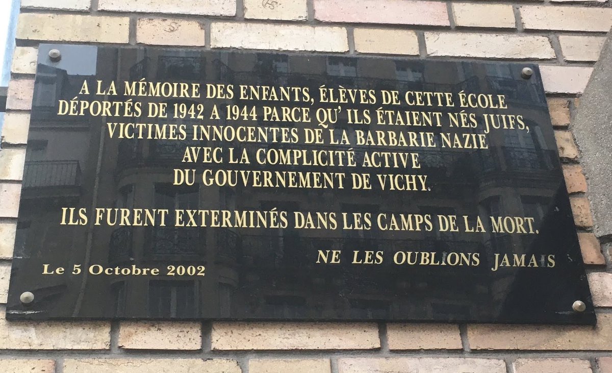 La #Francia ci dà lezioni di dignità e #antifascismo: le targhe affisse nelle scuole primarie ricordano la deportazione dei piccoli #ebrei da parte dei tedeschi occupanti, senza tacere sul ruolo 'attivo' dei francesi collaborazionisti del governo di #Vicky. #fascisti #Resistenza