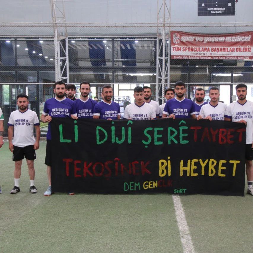 DemSiirtgenclik's tweet photo. Rêveberiyên me yên parêzgeh/navçeyan, hevşaredarên me û dayikên aştiyê di maça amadekariyê de beriya tûrnûvaya maça Gulîstan Doku ya ku ji aliyê meclisa me ya ciwanan ve hat organîzekirin, bi gel re maçeke bi kêf temaşe kirin. 
#lexe
#gencliksahada https://t.co/4oyw4UVhG6