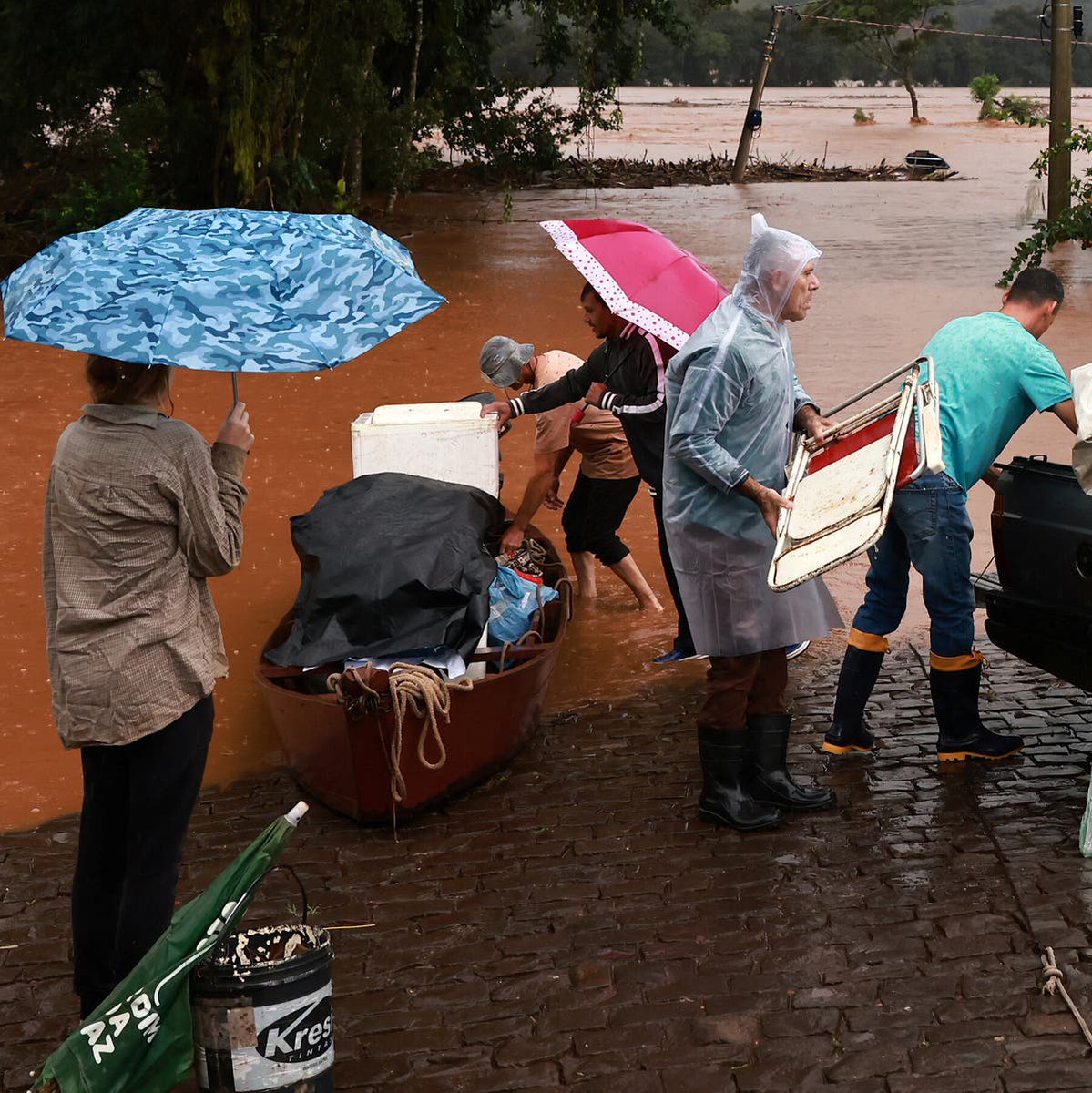 Heavy rains in Brazil's south caused a devastating natural disaster, leaving cities, homes, and families in ruins. Rescue and reconstruction efforts were initiated with authorities and humanitarian organizations. Here are some ways to help!