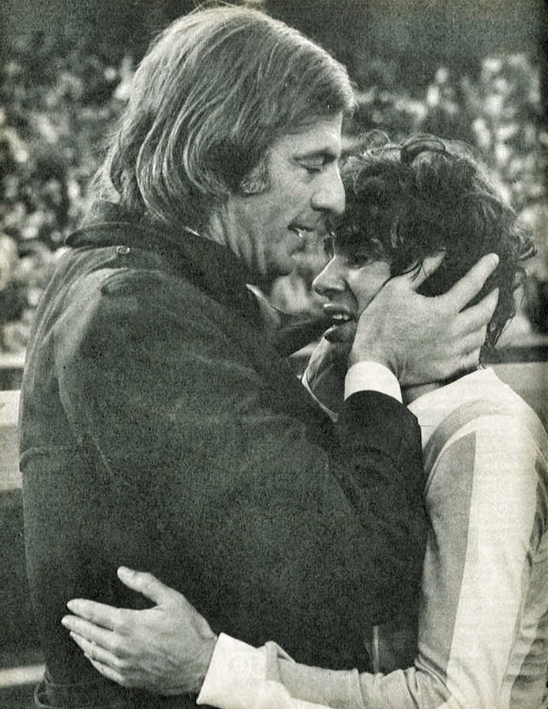 Se fue una bella leyenda del fútbol suramericano. Adiós al 'Flaco' César Luis Menotti. Artífice del primer campeonato mundial de Argentina (78). Defensor del juego artístico, del fútbol puro, sin trampa, libre. ¡Genio!