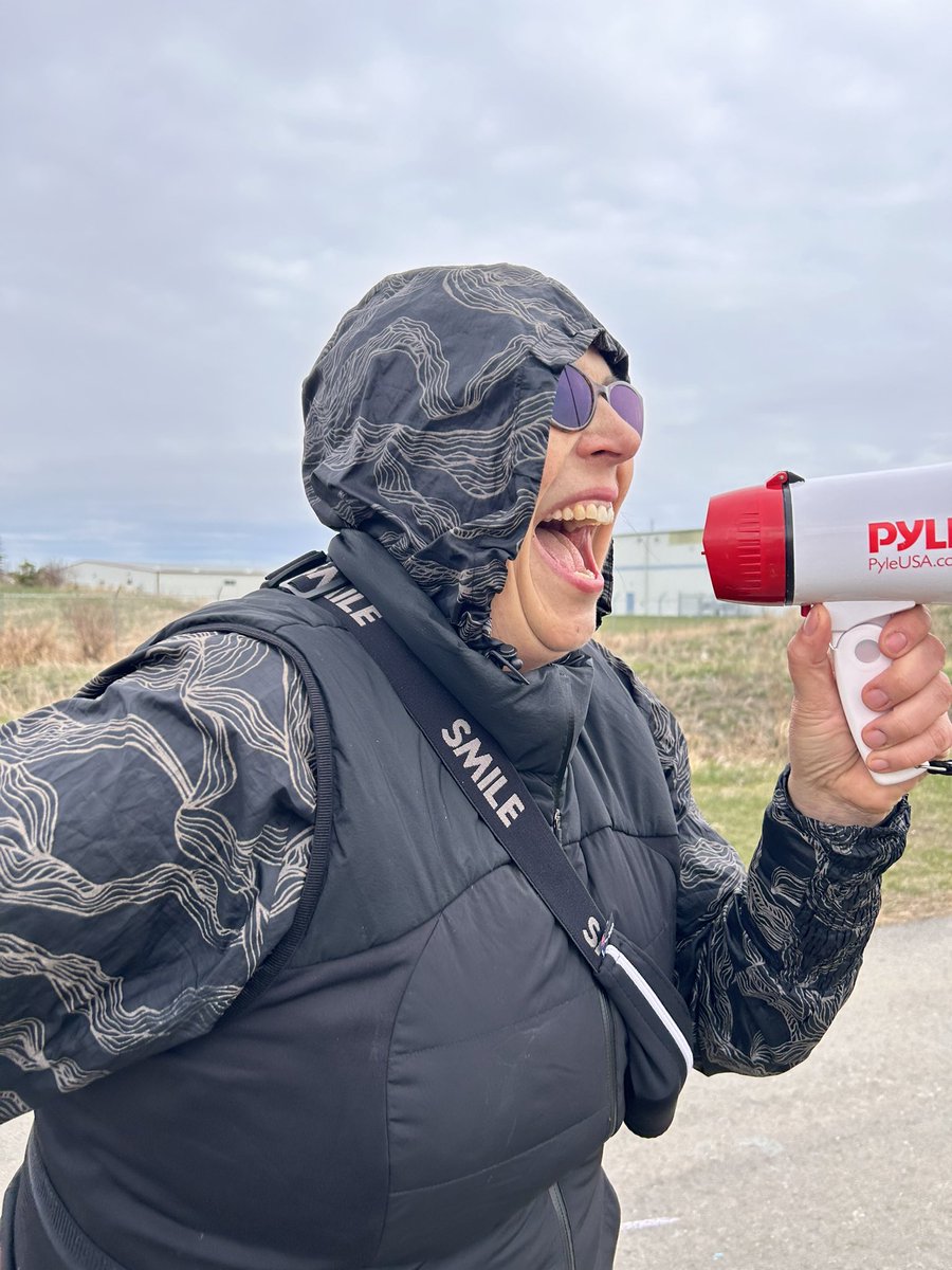 crantina's tweet image. Who gave that lady a bullhorn? #hellYeh #volunteer #cheersquad #allthefab