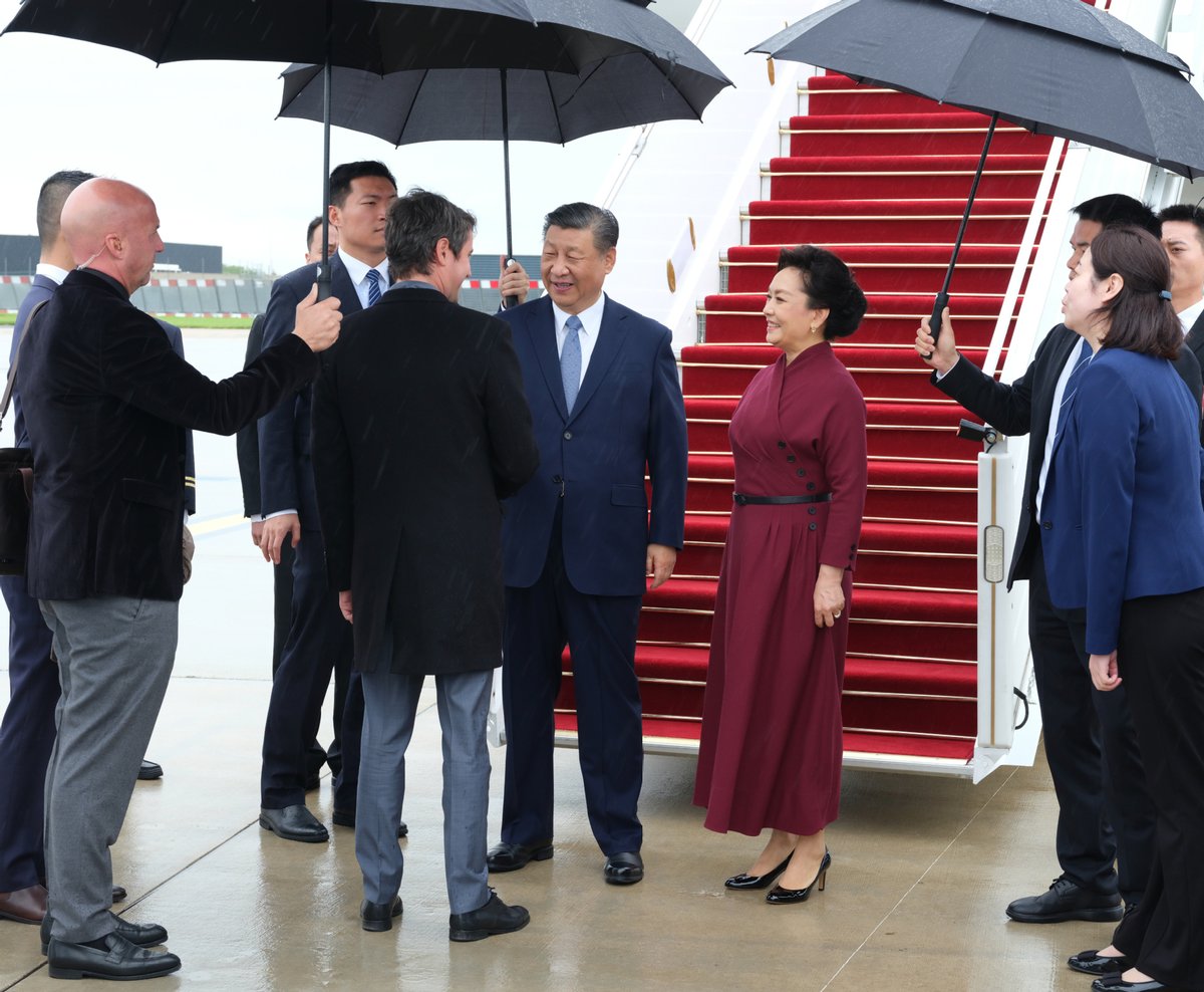 ChinaDaily's tweet photo. Chinese President Xi Jinping arrived in Paris, the capital of #France, on Sunday, for the first stop of his three-nation European tour. #XiJinping https://t.co/fz41PkCQIV