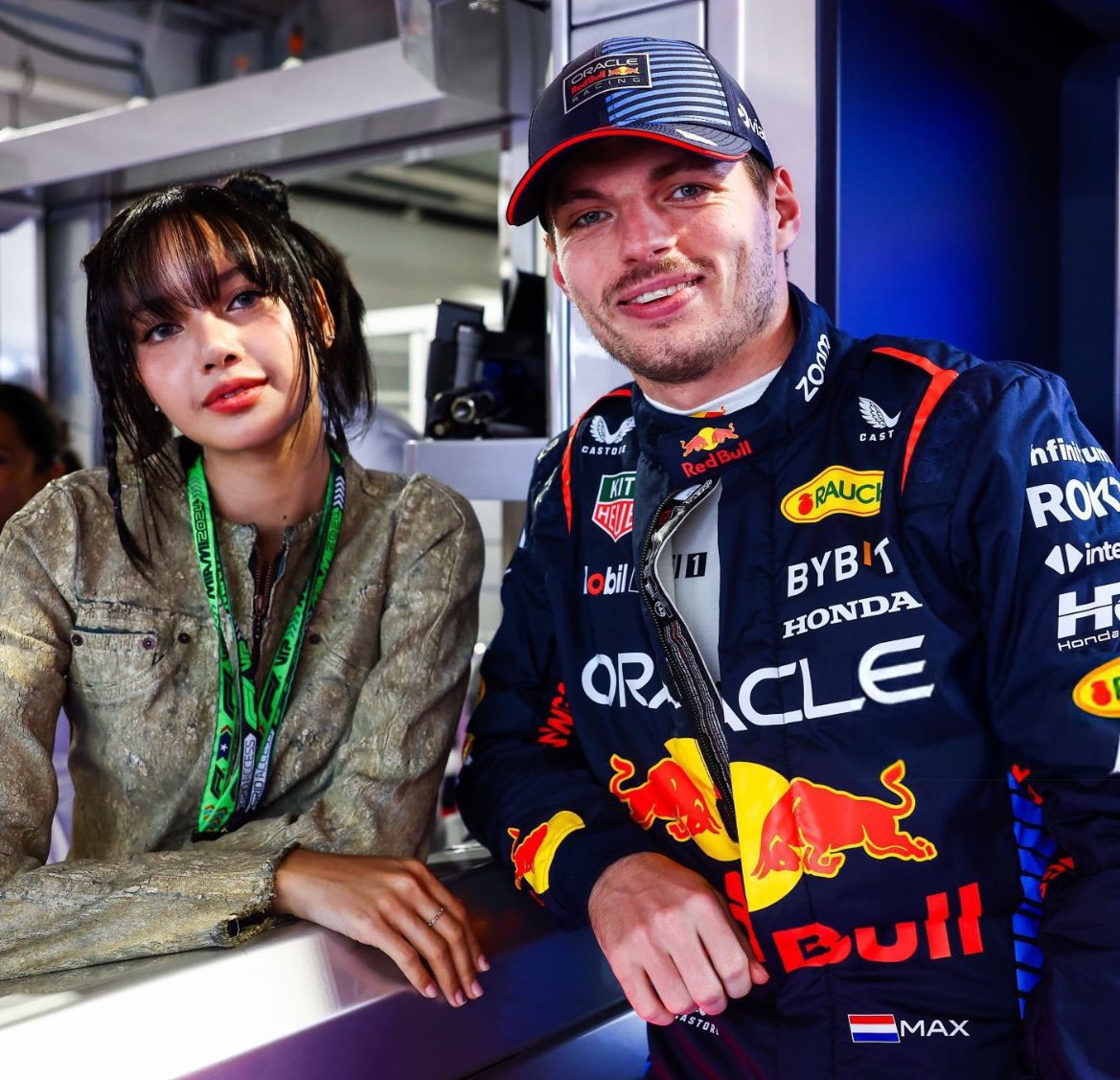 LISA poses for an amazing pic at the Miami Grand Prix with World Champion & Winner of the Race, Max Verstappen! 👏👩‍🎤📸🏆🥇🏎️🌴🇺🇸👑👑❤️‍🔥

#MiamiGrandPrix 
#LISA #MaxVerstappen #Worldchampion
#Lloud @wearelloud 
#BLACKPINK @BLACKPINK