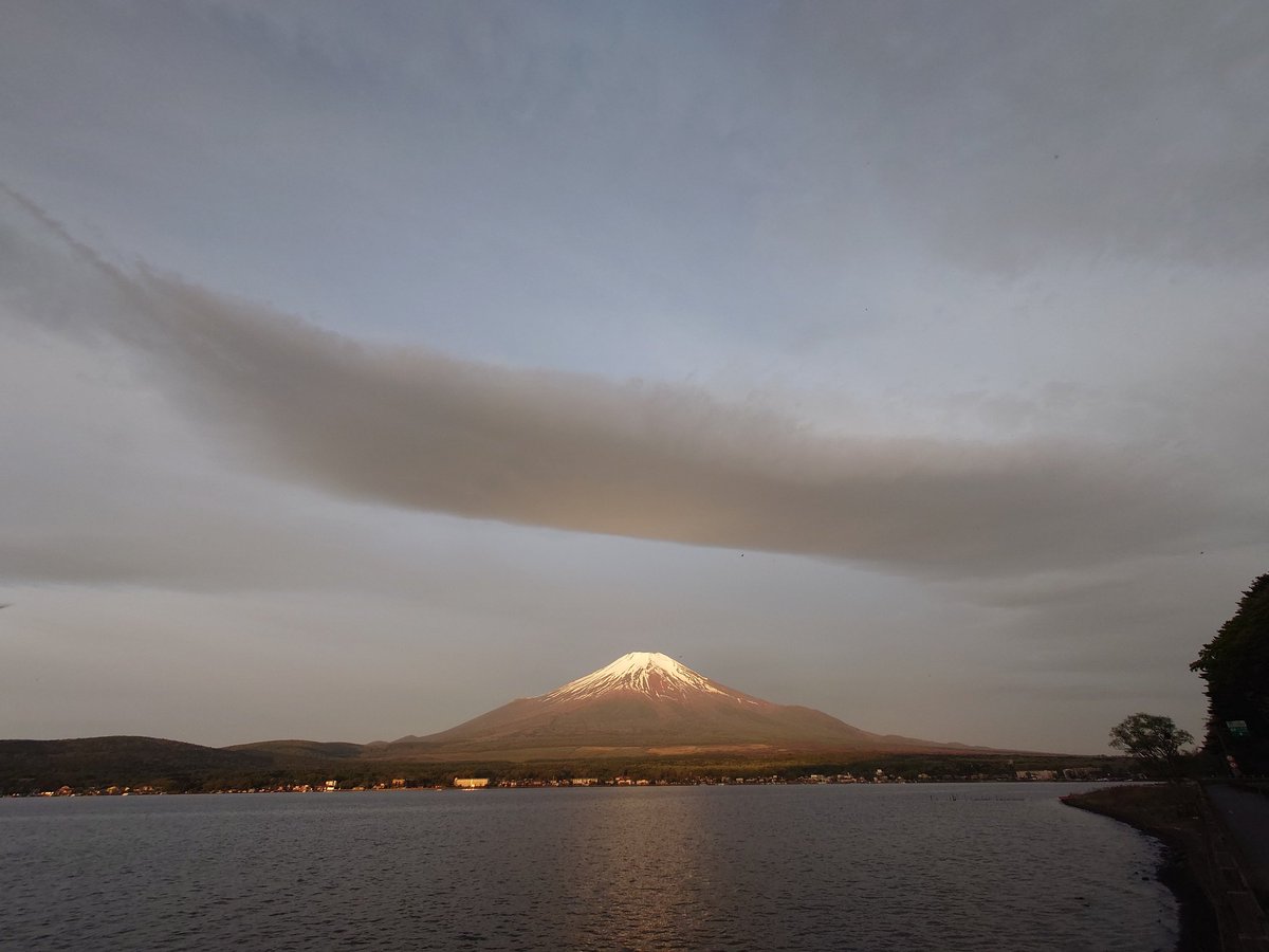 #おはよう富士山 。
#ゴールデンウィーク 最終日も格好いい雲とともに見えました。
#mtfuji #富士山 #山中湖 #fujisan #イマソラ #イマフジ #富士山と山中湖 #mysky #吊るし雲