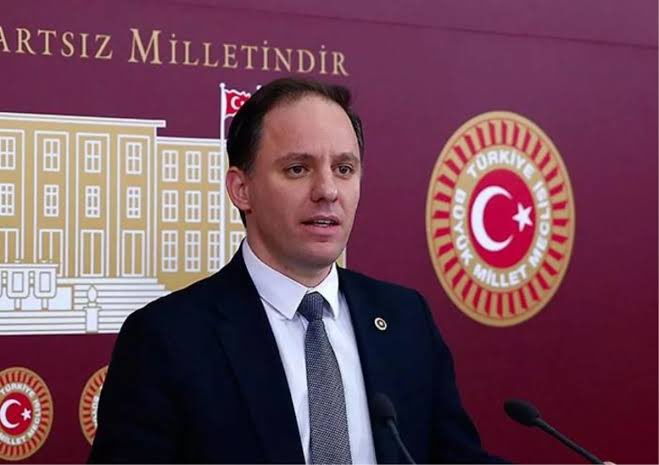 CHP Milletvekili Deniz Yavuzyılmaz: “AKP bir yandan yerlilik, millilik nutukları atarken diğer yandan yabancı devletlere kapitülasyonlar vermeye devam ediyor. Doğu Akdeniz’de Akkuyu Nükleer Santrali Bölgesini 100 yıllığına Rusya’ya tahsis ettikten sonra şimdi de Ege Denizi’ni…