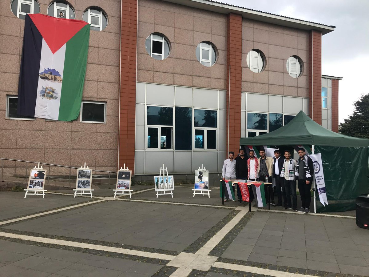 ◼️Erdemliler Gençlik Kulübü Bingöl üniversitesinde Filistine destek amaçlı, Avrupa üniversitelerindeki öğrenciler ile dayanışma yürüyüşü, basın açıklaması ve destek çadırı açtı.

◾ Akabinde Erdemliler Gençlik Kulübü tarafından, Bingöl üniversitesine Filistin bayrağı asıldı.