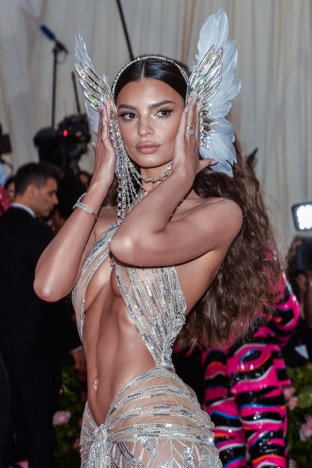 notgwendalupe's tweet image. emily ratajkowski, met gala 2019
