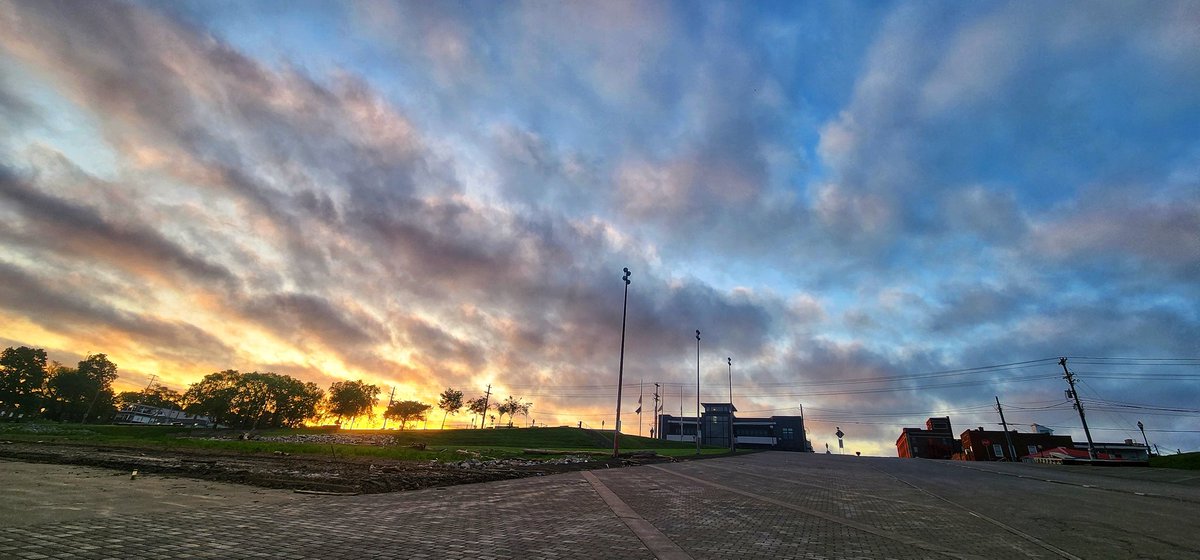 Pano sunrise this morning in Henderson,Ky!! Anybody else have a pano they would like to share? @PanoPhotos #Panorama #sunrise #sundaysunsets