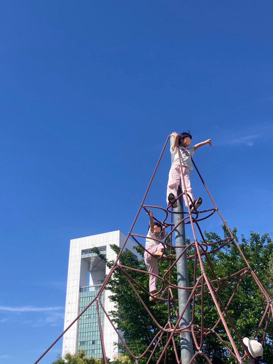 ジャングルジムのない公園が多い中、こんな遊具を発見。ヒヤヒヤしながら見守る私をよそにヒョイヒョイ上って楽しんでいた娘。家にいるとスマホやゲームばかりだけど、外に連れ出してみるとまるで別人。ちょっと遠出して『子連れにオススメの公園』にきてみてよかった。どこで過ごすか？環境って大事。