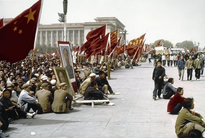 Rare photo of Red Guards protesting the Deng Xiaoping government in #TiananmenSquare, 1989.  They were one of several factions protesting. They particularly were protesting the dismantling of the 'Iron Rice Bowl.' Not the oversimplified bourgeois story about everyone just