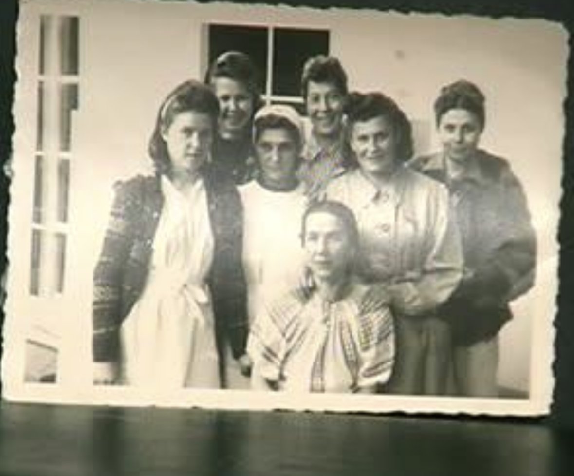 #HolocaustMemorialDay on this day I would like to speak about Mazaltov 'Fofo' Behar my 'girl' from Salonika. She is the striking woman on the right, wearing the duster. The other women are unknown. But we know that behind these smiles (some forced I imagine), these women are…