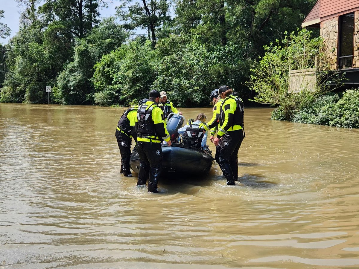 HPD Dive Team officers rescued 2 women in the Kingwood area around 11:30 a.m. today. Officers were assessing damage when they came upon the trapped women. Officers got them to safety & @HoustonFire transported 1 woman to the hospital. Stay weather aware and follow @houstonoem.