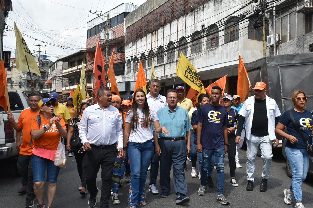 Anthony_Errada's tweet photo. En Unidad recorrimos las minas de Baruta!

Estamos en un momento histórico, donde todos somos necesarios. Con distintos pensamientos pero con el mismo propósito!
 #EdmundoPaTodoElMundo 🗳️ @EdmundoGU 🇻🇪🇻🇪
#UnidadYVoto 👍🏾 Y 🗳️
#UnidosSomosMejores  🫱🏽‍🫲🏾 https://t.co/Iv3wXrXZ17