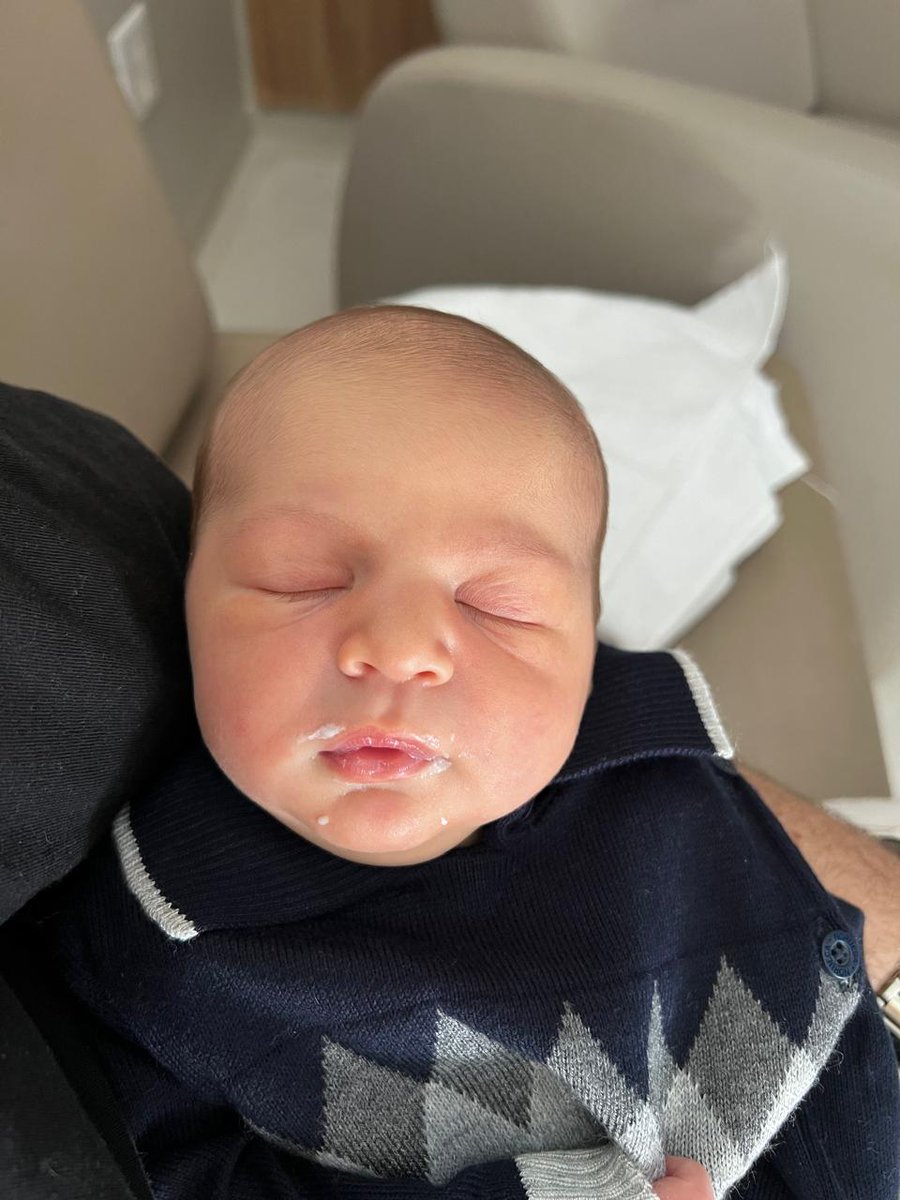 EdsonValeri's tweet image. Apresento o Enrico. Este e o meu quarto netinho. O Caçulinha que chegou nesta última sexta. Os pais Mariana e Erison, mais do que felizes.