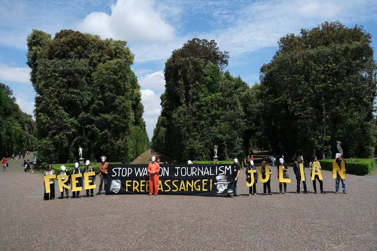 Flash Mob degli attivisti #FreeAssange a #napoli, nel parco di #capodimonte per chiedere la liberazione di #JulianAssange #dropthecharges #LetHimGoJoe #FreeAssangeNOW @Stella_Assange @SMaurizi @AllertaMedia @davidedormino @action_4assange @FreeAssangeNews @Aus4Assange