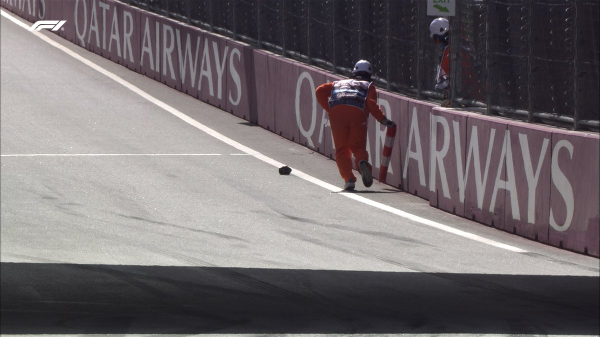 LAP 23 / 57 A brief VSC as the fantastic marshals work quickly to retrieve the cone! 🧡 It wasn't long enough to benefit anyone in the pits, and we're back to green in a matter of moments. #F1 #MiamiGP