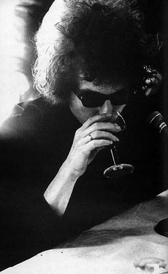 Bob Dylan meets the press, Mayfair Hotel, London, 1966. 📸: Fiona Adams. #BobDylan #Dylan