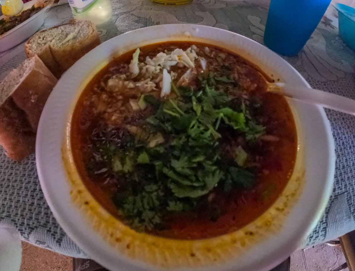 ⛰️🌿 Probando por primer ocasión un rico pozole de montaña, les deseo feliz domingo 🐖🌰
 #bcsmitierra🌵 #sanantoniodelasierrabcs