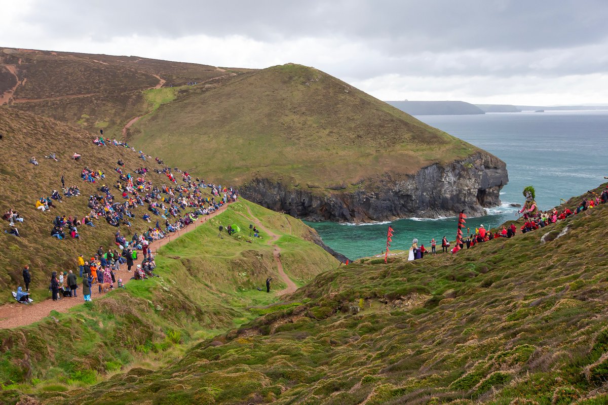 What a location for clifftop theatre #Cornwall #BolsterFestival theguardian.com/uk-news/galler…