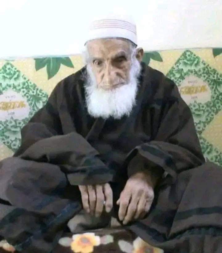 هذا بدر الدين الحوثي  كبيرهم الذي علمهم الخبث هل تصدقوا انه لم يقيم في جبل مران بصعده صلاة عيد او صلاة جمعة او جماعه 
الله لايرحمه ولاتغير له هو سبب إشعال الفتنه في صعدم