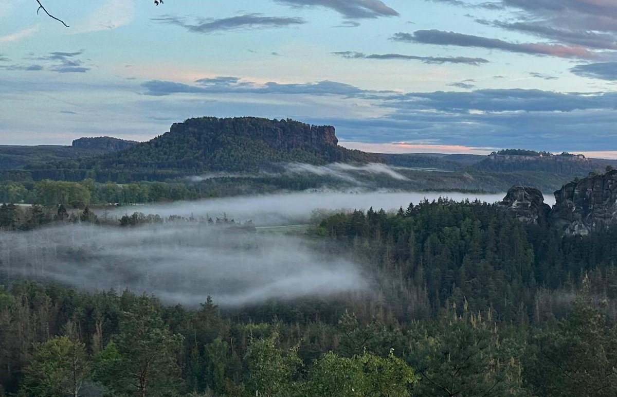 später bildeten sich noch Nebel über der Sächsischen Schweiz (Lilienstein mittig, rechts hinten Festung Königstein)