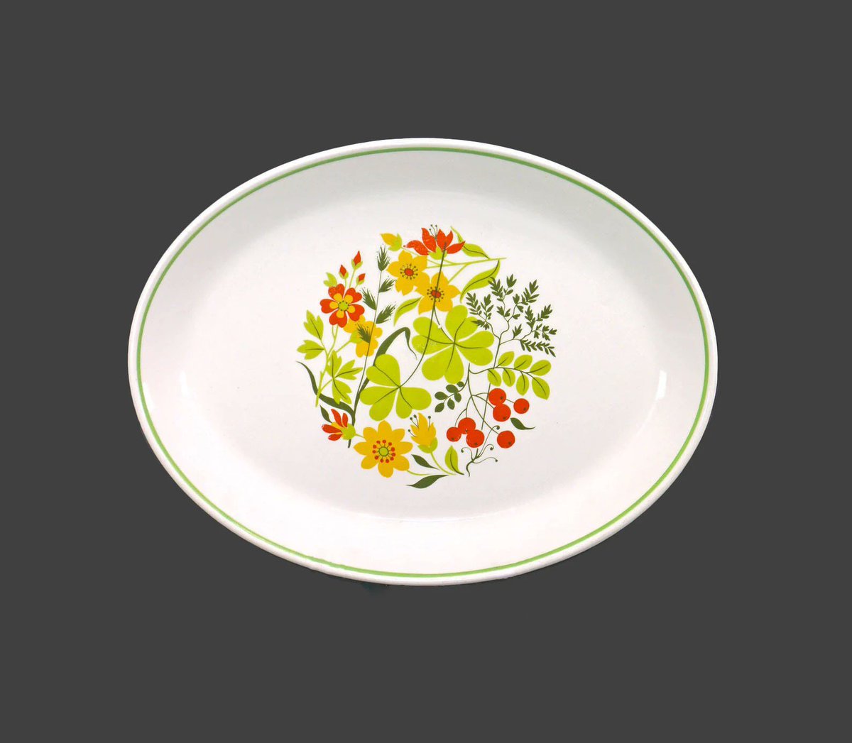 Johnson Brothers JB1017 oval platter. Retro florals. Made in England. etsy.me/3Wq1ZBt via @Etsy #BuyfromGroovy #antiqueshop #tableware #dinnerware #tabledecor #JohnsonBrothers #JB1017 #JohnsonBrothersJB1017 #flowerpower #1970skitchen #retrotableware #EtsySellers