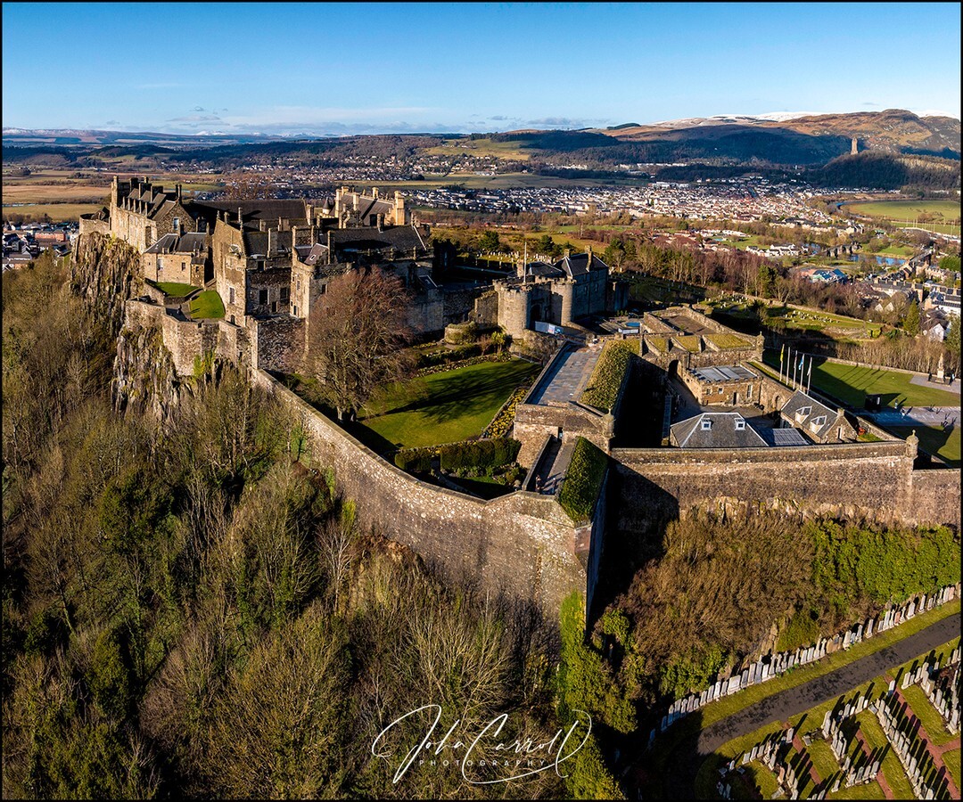 Stirling, Scotland 🏴󠁧󠁢󠁳󠁣󠁴󠁿 Evening light on Stirling Castle with The National Wallace Monument in he background on Abbey Craig.
#stirling #stirlingcastle #thewallacemonument #thewallacemon #alluring_scotland #scotlandphotography #visitscotland #scotland_great… instagr.am/p/C6mcBW1r16a/