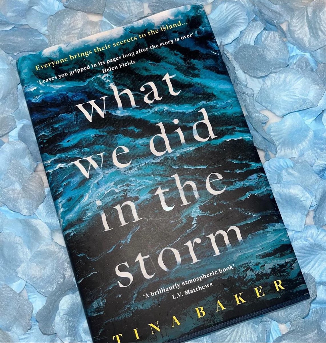 To celebrate my Birthday Boxing Day, Miss Pip’s 8 month #birthday + #bankholidayweekend I’m giving away a copy of my latest #thriller #whatwedidinthestorm @ViperBooks Just *LIKE *FOLLOW *REPOST *TAG a friend who likes reading 💙🌊💙 I’ll choose a winner randomly tomorrow💙